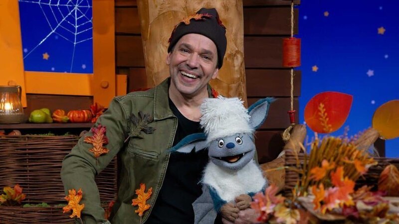 Fidi und Juri spielen „Der Winter steht vor der Tür“. Juri ist der Herbst und Fidi klopft als Winter an seine Tür. Gemeinsam singen sie ein Lied. – Bild: KiKA