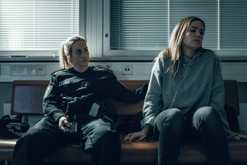 Nina Kautsalo (Iina Kuustonen, l.) versucht, aus ihrer Schwester Marita (Pihla Viitala) Informationen herauszubekommen. – Bild: Hannele Majaniemi /​ ZDF und Hannele Majaniemi