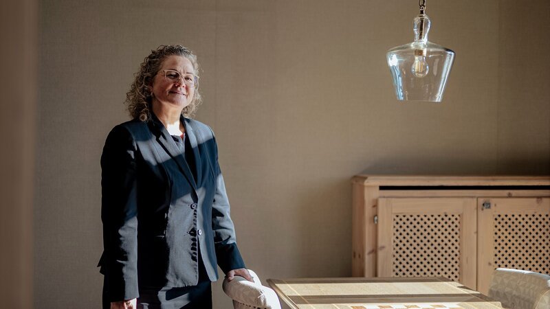 Michaela Gäng, Executive Housekeeper im Gstaad Palace. – Bild: SRF/​Melanie Uhkötter