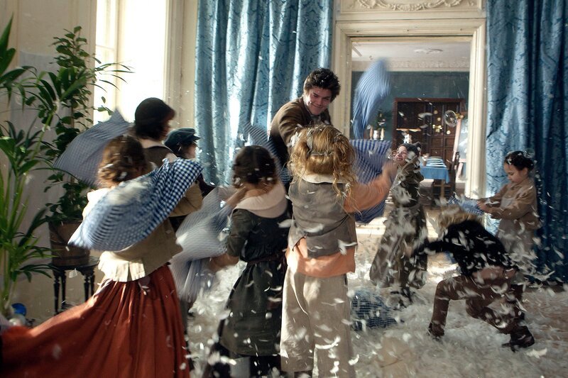 Die Kinder des Waisenhauses verwickeln Emil (Theo Trebs) in eine Kissenschlacht. – Bild: rbb/​Daniela Incoronato