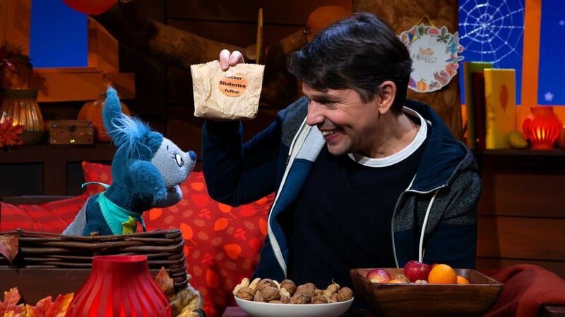 Juri bereitet alles für Sankt Martin vor. Fidi möchte mehr über den Tag erfahren. – Bild: KiKA