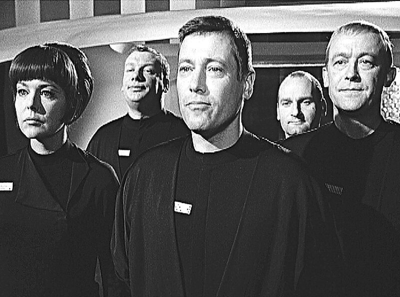 Haudegen McLane (Dietmar Schönherr, 3. v. l.) und die Besatzung der „Orion“: Mario de Monti (Wolfgang Völz, 2. v. l.), Hasso Sigbjönson (Claus Holm, r.), Atan Shubashi (Friedrich Georg Beckhaus) und Helga Legrelle (Ursula Lillig). – Bild: rbb