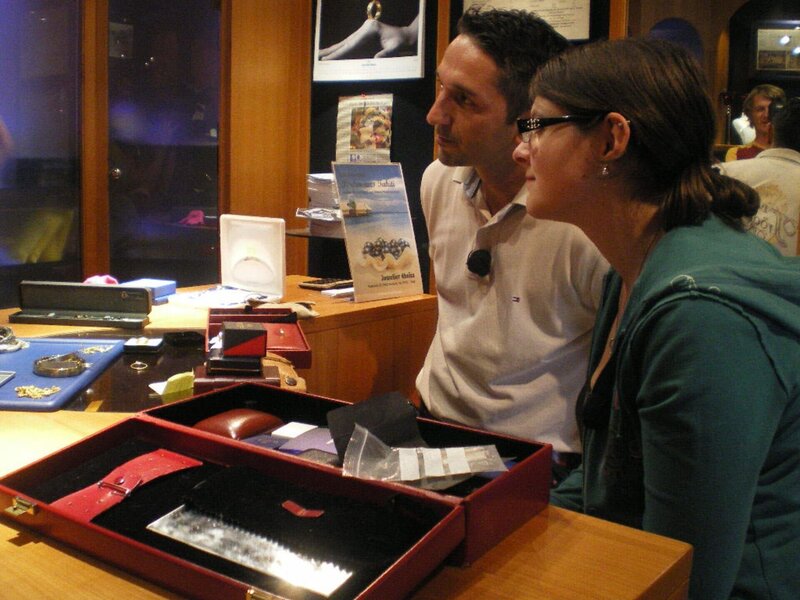 Viola mit Mauro Corradino, dem Trödelprofi. – Bild: RTL II – Recht zum Abdruck/​Darstellung zeitlich/​sachlich beschränkt auf die Bewerbung der Sendung.