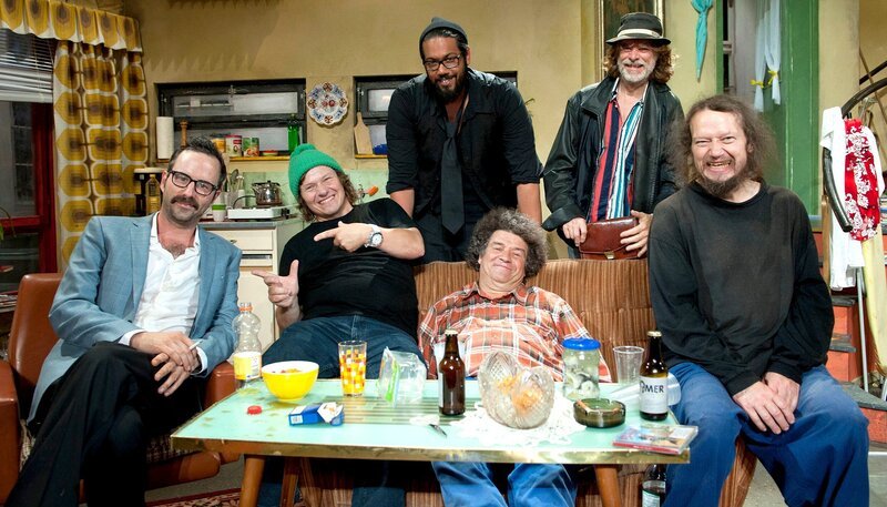 Der Anarchist des Deutschen Fernsehens ist zurück! Die Nacht wird wieder länger! Kurt Krömer lädt ins Berliner Ensemble zur „Krömer – Late Night Show“. – Kurt Krömer und die Gäste der zweiten Folge: Samy Deluxe (hi. li.), Helge Schneider (hi. re.), Die Ludolfs (Couch) – Bild: rbb/​Max Kohr