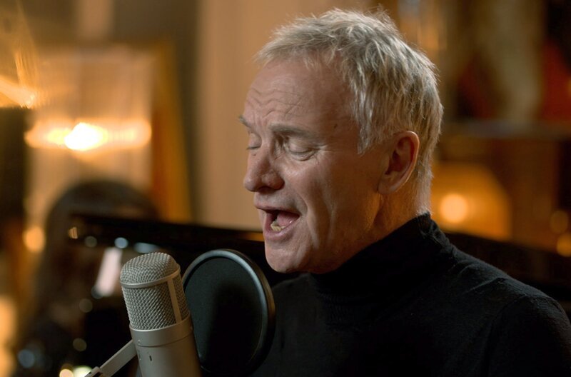 Sting bei Christmas@Home in Daniel Hopes Wohnzimmer – Bild: Tobias Winkel