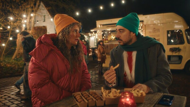 Nachdem der Weihnachtsabend abrupt endete, gehen Alice (Tina de Bruin) und ihr Sohn Roel (Robbert Vervloet) mit Julia auf den Weihnachtsmarkt. Hier wird Roel gleich eine unangenehme Wahrheit erfahren. – Bild: ZDF und Patrick Tilkens