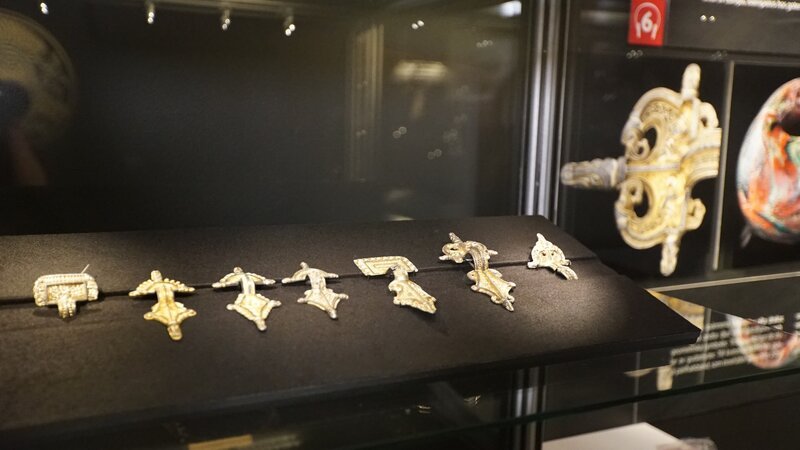 Die Bewohner von Sandby Borg wurden kaltblütig ermordet. Die Burg wurde aber nicht geplündert. Gold und kostbarer Schmuck wurden zurückgelassen. – Bild: ZDF und BLINK FILMS