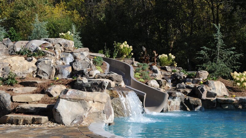 Peek Pools and Spas added a slide and rock work to the pool, as seen on Pool Kings. – Bild: Scripps /​ Focus – /​ HGTV/​Scripps Networks, LLC. All Rights Reserved.