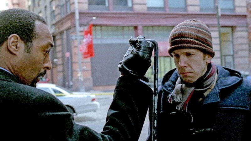 Tim Grayson (Robert Stanton, r.) behauptet Visionen zu haben und führt Det. Green (Jesse L. Martin) am Tatort zur Mordwaffe – einer Eisenstange. Hat er wirklich nichts mit dem Mord zu tun? – Bild: RTL /​ NBC Universal