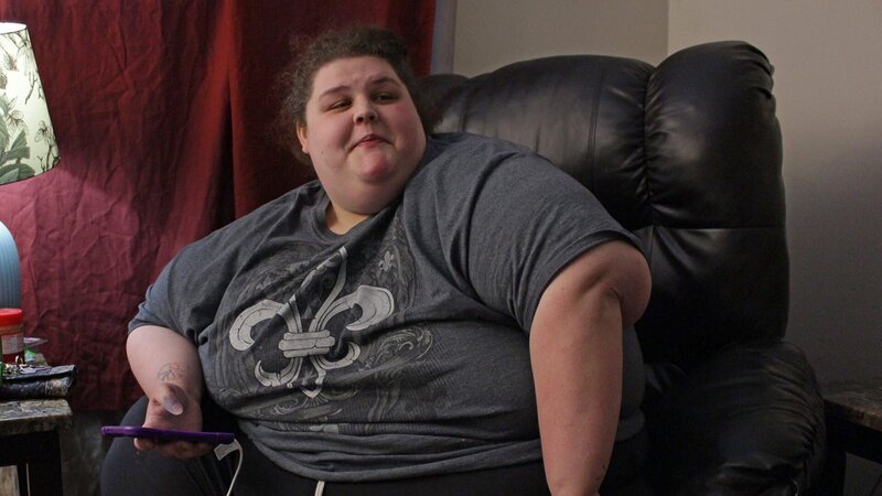 Sarah looks at her phone. – Bild: Discovery Communications