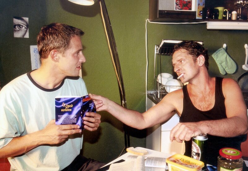 Karl (Max Tidof, re.) kann nicht verstehen, dass sein Freund Frank (Andreas Brucker) sich für Liebesromane interessiert. – Bild: ARD/​Degeto