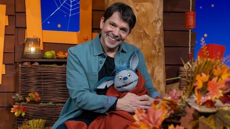 Fidi hat sich erkältet. Juri hat eine Decke und Mottentee für sie da und gemeinsam überlegen sie sich ein Gedicht. – Bild: KiKA