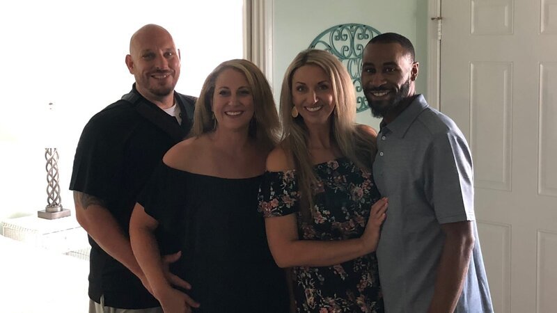 Contributors Nick Ursetta (L), Chrissy Ursetta (CL), Jamie Thomas (CR), and Joe Thomas (R) smile for the camera as they tour Double Vision as seen on HGTV’s Beachfront Bargain Hunt. – Bild: Discovery, Inc.