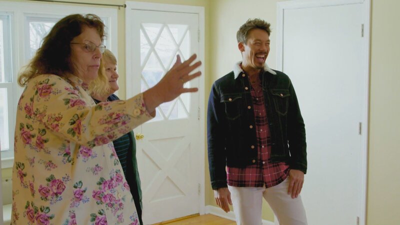 Francine hat 20 Jahre lang für eine Wäscherei gearbeitet, ein harter Job, bei dem sie im Winter durch tiefen Schnee von Haus zu Haus stapfte. Doch jetzt ist sie in Frührente und genießt ihre Zeit mit der Familie nördlich von Hartford, Connecticut. Fran hatte nämlich im Supermarkt, in dem sie eigentlich nur Milch kaufen wollte, in einen Lostopf gegriffen – und war kurz darauf um vier Millionen Dollar reicher! Nun hat sie mehr als genug Geld, um umzuziehen und ihr winziges Häuschen mit einem Schlafzimmer gegen etwas Größeres einzutauschen. Sie wünscht sich drei Schlafzimmer, zwei Bäder, einen Kamin und – besonders wichtig – eine eigene Waschküche im Erdgeschoß. – Bild: TLC