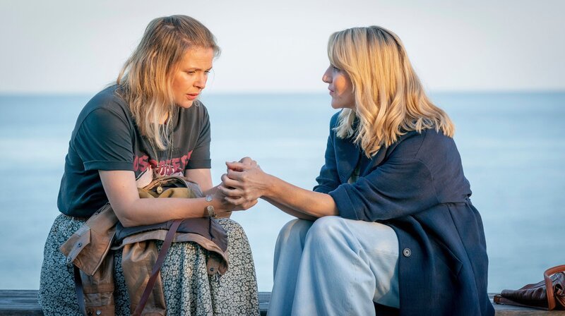 Nora (Tanja Wedhorn) ist da für ihre „kleine“ Schwester Franziska (Tina Amon Amonsen, li.). – Bild: ARD Degeto/​Boris Laewen