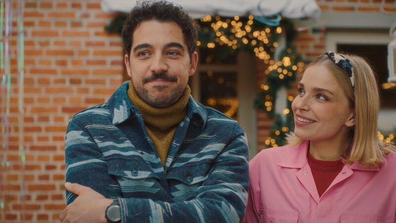 Gibt es vielleicht doch noch ein Happy-End für Roel (Robbert Vervloet) und Mina (Julie Van den Steen)? – Bild: ZDF und Patrick Tilkens