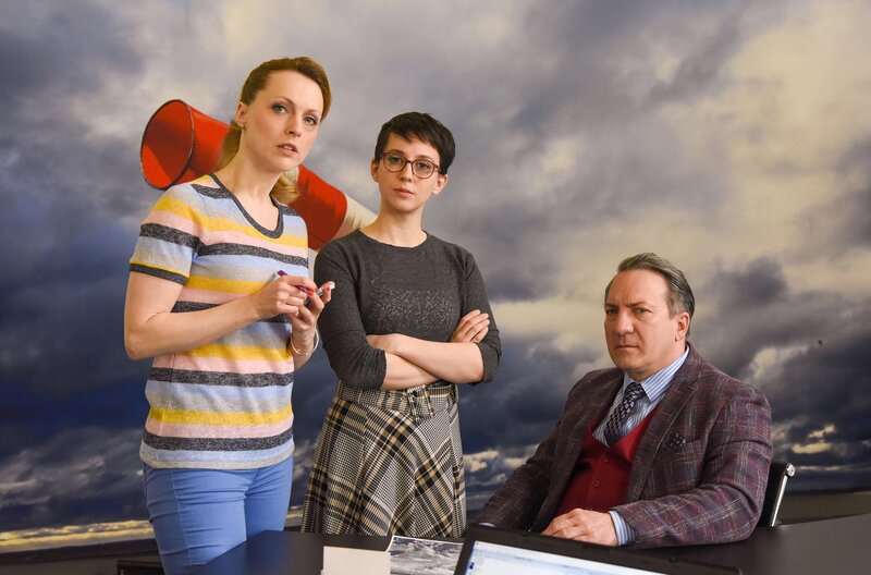 (v.l.n.r.): Sandra (Natalie Alison), Jana (Tanja Raunig), Otto (Robert Palfrader) – Bild: WDR/​ORF/​Hubert Mican