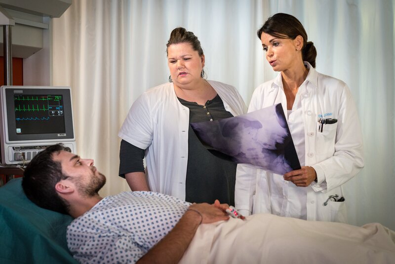 Jasmin (Gerit Kling, r.) und Frauke (Manuela Wisbeck, M.) ist nun klar, warum es Alex (Max Hegewald, l.) so schlecht geht: Sein Röntgenbild zeigt, dass er mehrere Päckchen Kokain im Körper hat. – Bild: ZDF und Boris Laewen
