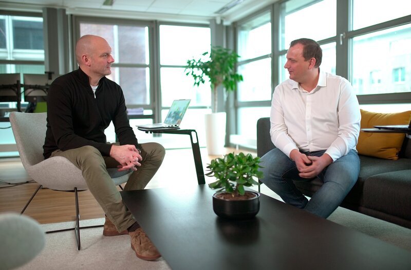 „Wenn man erfolgreich sein will, muss man seine Firma immer wieder revolutionieren“ sagen die beiden Geschäftsführer Jan Striewer (rechts) und Florian Stäwen (links) des Dortmunder Dienstleistungsunternehmen Green IT. – Bild: WDR „Wenn man erfolgreich sein will, muss man seine Firma immer wieder revolutionieren“ sagen die beiden Geschäftsführer Jan Striewer (rechts) und Florian Stäwen (links) des Dortmunder Dienstleistungsunternehmen Green IT. – Bild: WDR