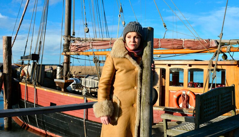 Karin Lossow (Katrin Sass) auf der Suche nach ihrem alten Freund Heiner. – Bild: ARD Degeo/​NDR/​Christiane Pausch