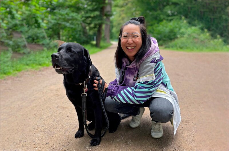 Shias Su testet mit Lio nachhaltige Alternativen zum Plastikkotbeutel. – Bild: WDR/​Eco Media TV/​Dana Marie Weise