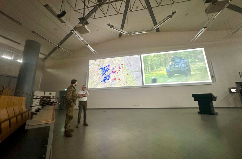Im Auditorium des Gefechtsübungszentrums. Über große Leinwände lassen sich die Übungen draußen im Feld oder in der Übungsstadt Schnöggersburg detailliert per Animation oder Video verfolgen bzw. auswerten. Das System ist das modernste in Europa. – Bild: MDR/​Dirk Schneider
