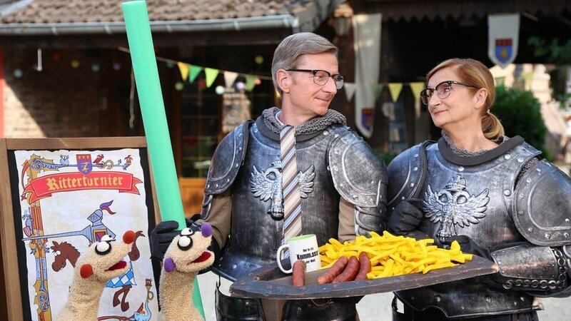 Jan & Henry treffen auf dem Mittelalterfest den Kommissar (Michael Kessler) und seine Schwester (Petra Nadolny). – Bild: bigSmile/​NDR