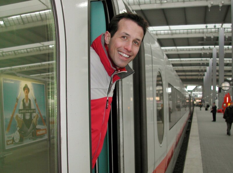 Willi sieht sich auf dem Bahnhof um. – Bild: WDR/​BR