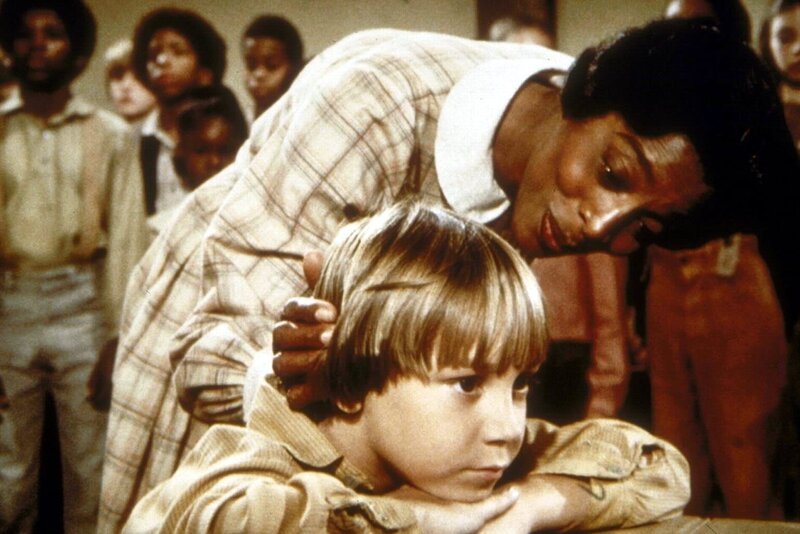 Hester Sue (Ketty Lester) will Timothy (Keith Mitchell, vorne) unbedingt dazu bewegen, im Chor mitzusingen. – Bild: Sat.1 Gold