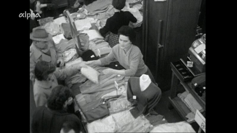 1957 stand das Wirtschaftswunder in der Bundesrepublik in voller Blüte, besonders zu spüren bei den Weihnachtseinkäufen, so wie hier im Kaufhaus. – Bild: BR/​SWR