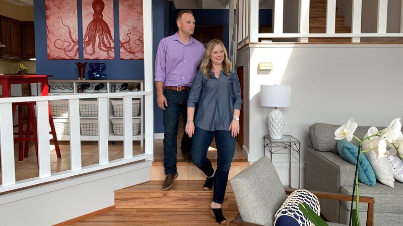 Contributors Travis Judd (L) and Amanda Judd (R) are excited to check out the large, open living room as they tour Heron House as seen on HGTV’s Beachfront Bargain Hunt. – Bild: Discovery, Inc.