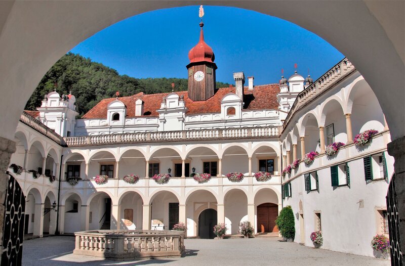 In der Oststeiermark liegen prunkvolle Schlösser und wehrhafte Burganlagen nah beieinander. Hier befindet sich unter anderem Schloss Herberstein, das bereits seit 21 Generationen in Familienbesitz ist. – Bild: phoenix/​ORF