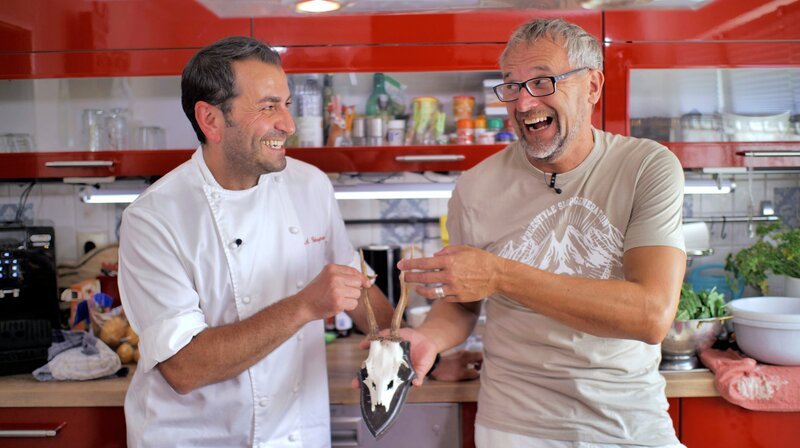 Gunther Raupach (re.) aus Heidenrod im Taunus fordert Koch-Profi Ali Güngörmüs mit seinem Rehrücken-Rezept heraus. – Bild: HR/​Tom Jeffers