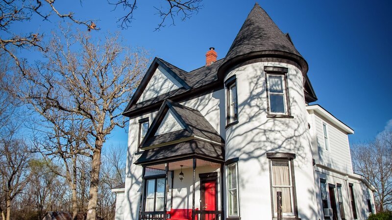 Exterior of the House of the Ghost Geiger house, as seen on Scariest House in America, Season 1. – Bild: Warner Bros. Discovery, Inc. or its subsidiaries and affiliates. All rights reserved. Exterior of the House of the Ghost Geiger house, as seen on Scariest House in America, Season 1. – Bild: Warner Bros. Discovery, Inc. or its subsidiaries and affiliates. All rights reserved.