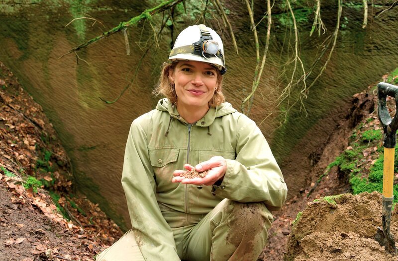 Vielleicht liegt die Lösung für die weltweite Antibiotikakrise in der Erde unter unseren Füßen. Lena Ganschow geht diesem und anderen möglichen Auswegen nach. – Bild: SWR/​Franz Josef Recktenwald /​ SWR Presse/​Bildkommunikation