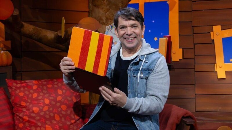 Juri sieht schöne Fernrohrbilder und erzählt eine Geschichte. Er bekommt eine Videobotschaft. – Bild: KiKA