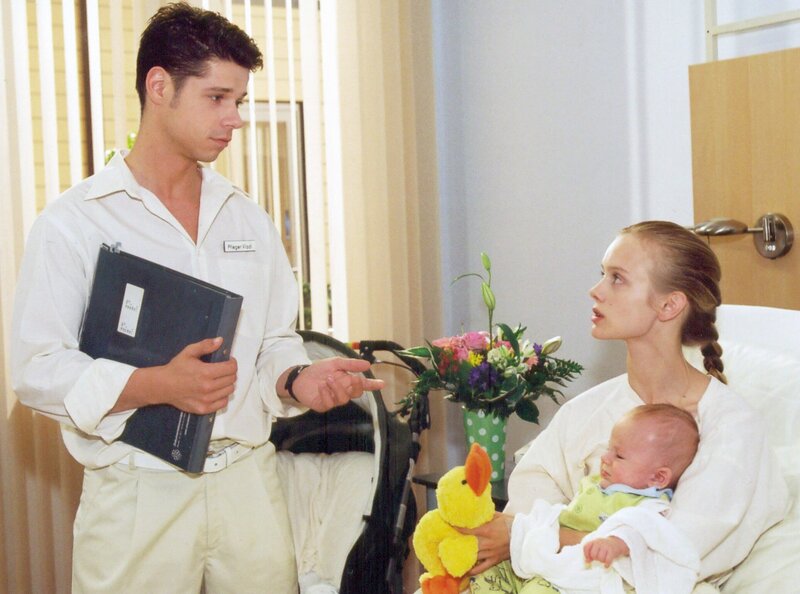 MDR Fernsehen IN ALLER FREUNDSCHAFT, FOLGE 195, „Doktorspiele“, Vladi (Stephen Dürr) geht aufs Ganze und erzählt Tina (Anne Kanis) alles, was er über ihren Ehemann weiß. Statt ihm Glauben zu schenken, bezichtig sie ihn der Lüge! – Bild: MDR/​Krajewski