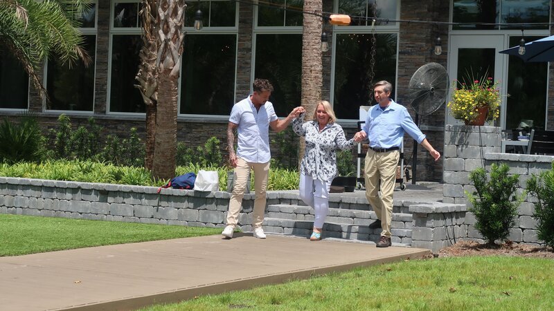 David Bromstad with winners, walking to Delib area. – Bild: Scripps Networks, LLC.