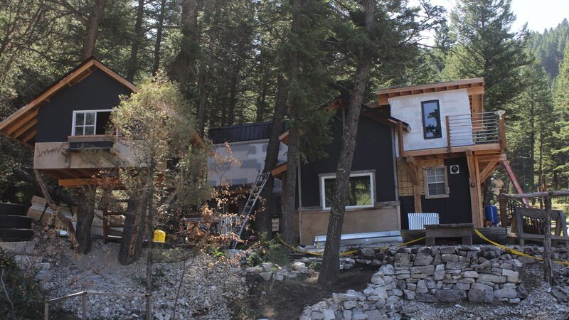 A wide shot of the Hood homestead. – Bild: Warner Bros. Discovery