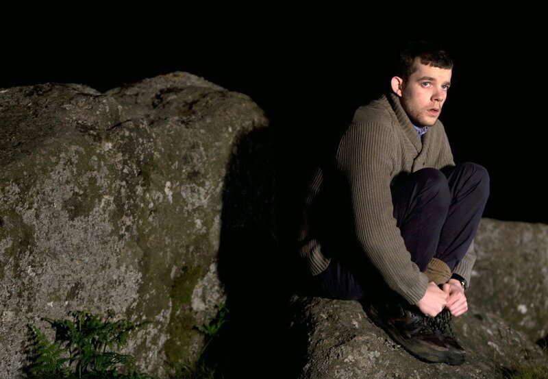 Der traumatisierte Henry (Russell Tovey) fürchtet, dass der monströse Hund von Baskerville hinter ihm her ist. – Bild: ARD Degeto/​BBC/​Hartwood Films