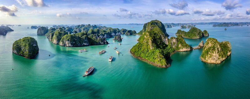 Die Bucht von Halong ist weltbekannt für ihre fast 2.000 malerischen Kalkstein-Inseln. – Bild: ZDF und WildBear Entertainment Pty Ltd.