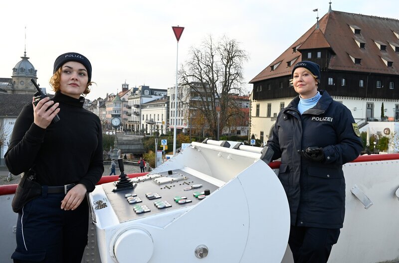 Julia Demmler (Wendy Güntensperger, l.) und Nele Fehrenbach (Floriane Daniel, r.) wurden gerufen, um einen pöbelnden Passagier von einer Fähre zu holen. Doch bevor sie realisieren, dass es diesen nicht gibt, legt die Fähre schon ab. – Bild: ARD/​Laurent Trümper