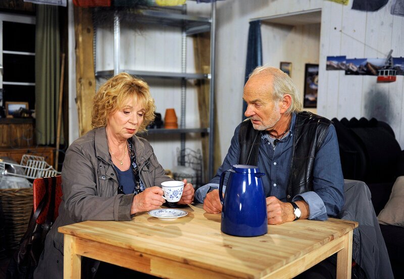 ARD ROTE ROSEN FOLGE 1545, am Dienstag (30.07.13) um 14:10 Uhr im ERSTEN. Erika (Madeleine Lierck Wien, l.) glaubt nicht ganz an Hannes’ (Claus Dieter Clausnitzer, r.) Idee der zaunlosen Gärten und hat mit dem IGS-Wettbewerb abgeschlossen. – Bild: ARD/​Nicole Manthey