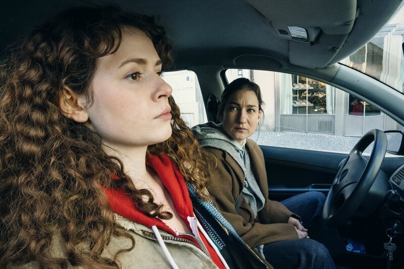 Mia Bader (Nadja Sabersky, links) wird von Frederike (Marie Leuenberger) abgeholt. Das ist Mia gar nicht recht. – Bild: Hendrik Heiden /​ BR, Hager Moss Film GmbH, ARD Degeto