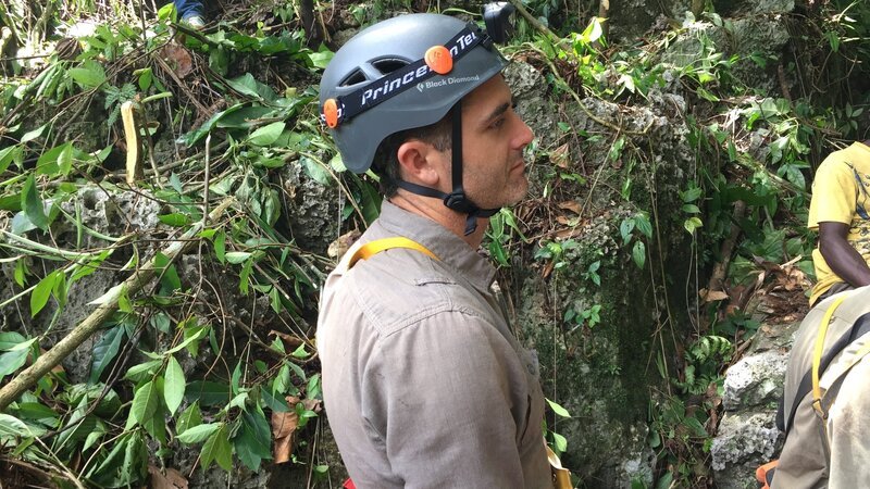 Rob Nelson gearing up and preparing to descend into Hutchinson’s Hole in Jamaica. – Bild: Discovery Communications
