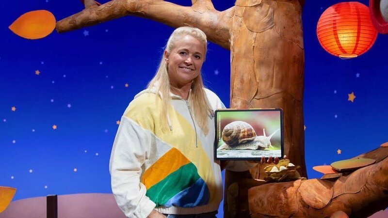 Singa erhält ein Video von Anna, die ein Schneckenhotel im Garten hat. Singa hat spannende Infos über Schnecken! – Bild: KiKA