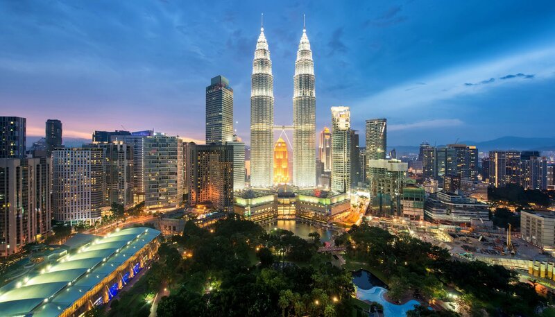 Die 452 Meter hohen Petronas Towers sind Wahrzeichen der malaysischen Hauptstadt Kuala Lumpur. – Bild: phoenix/​ZDF/​WildBear Entertainment