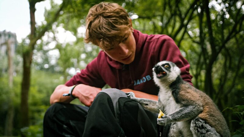Jacob mit einem Katta – Bild: MDR/​Cine Impuls Leipzig GmbH