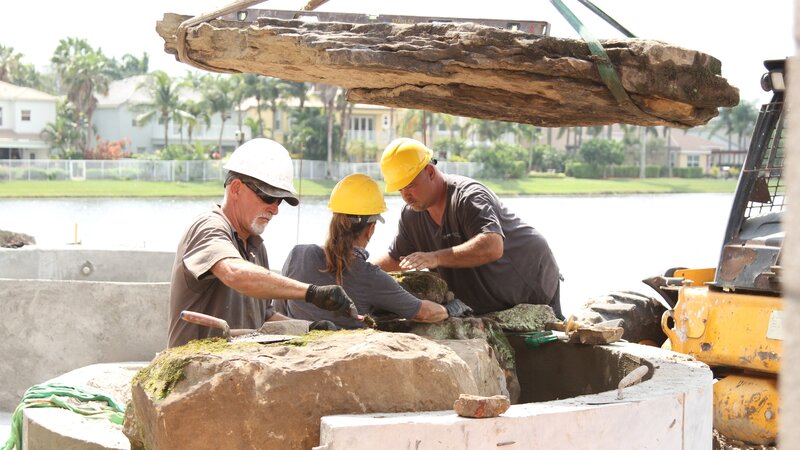 John „Old Man“ Messner, Jane „Woman“ Werley, and Chris „Crash“ Warren install rocks. – Bild: Discovery Communications
