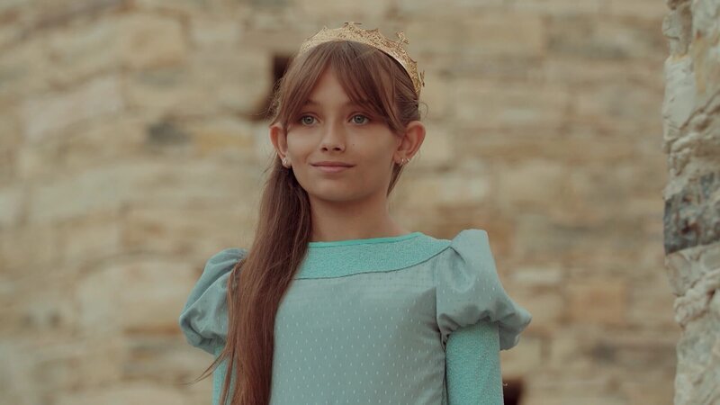 Katerina (Nefeli Iosif) träumt davon, eine Königin zu sein, die sich behaupten kann. – Bild: SR/​CYBC Zypern